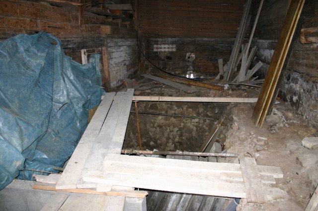 Les Travaux, Escalier et vide sanitaire etable