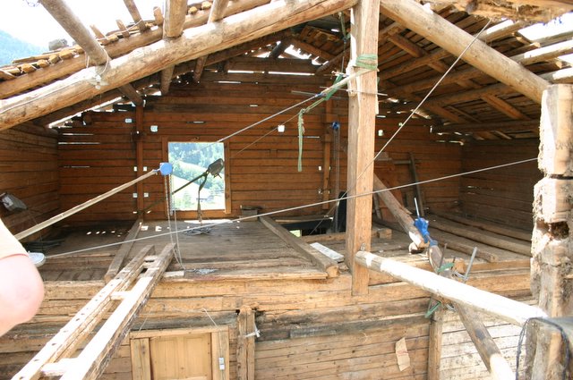 Travaux. Redressement chalet